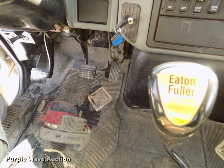 image for item DD2894 2004 International 7400 digger derrick truck