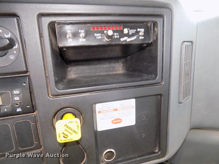 image for item DD2894 2004 International 7400 digger derrick truck