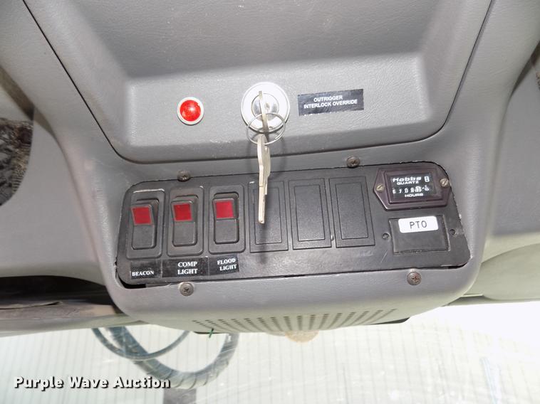 image for item DD2894 2004 International 7400 digger derrick truck