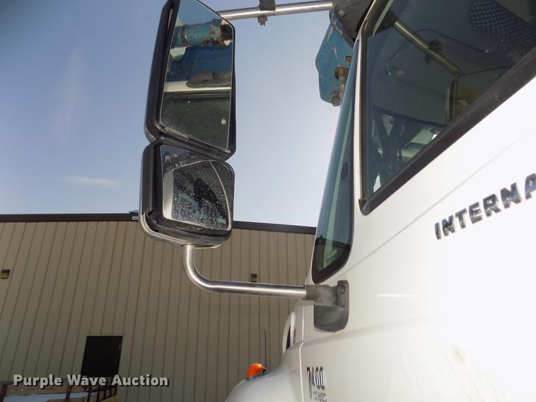 image for item DD2894 2004 International 7400 digger derrick truck