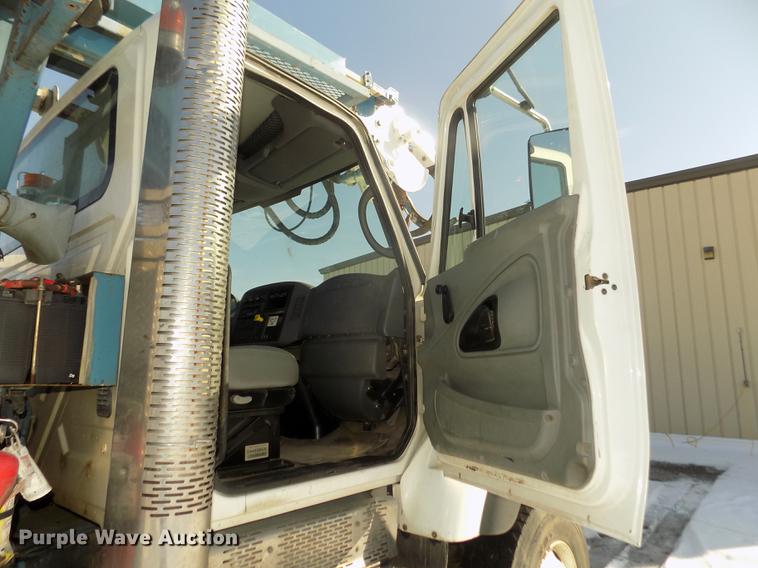 image for item DD2894 2004 International 7400 digger derrick truck