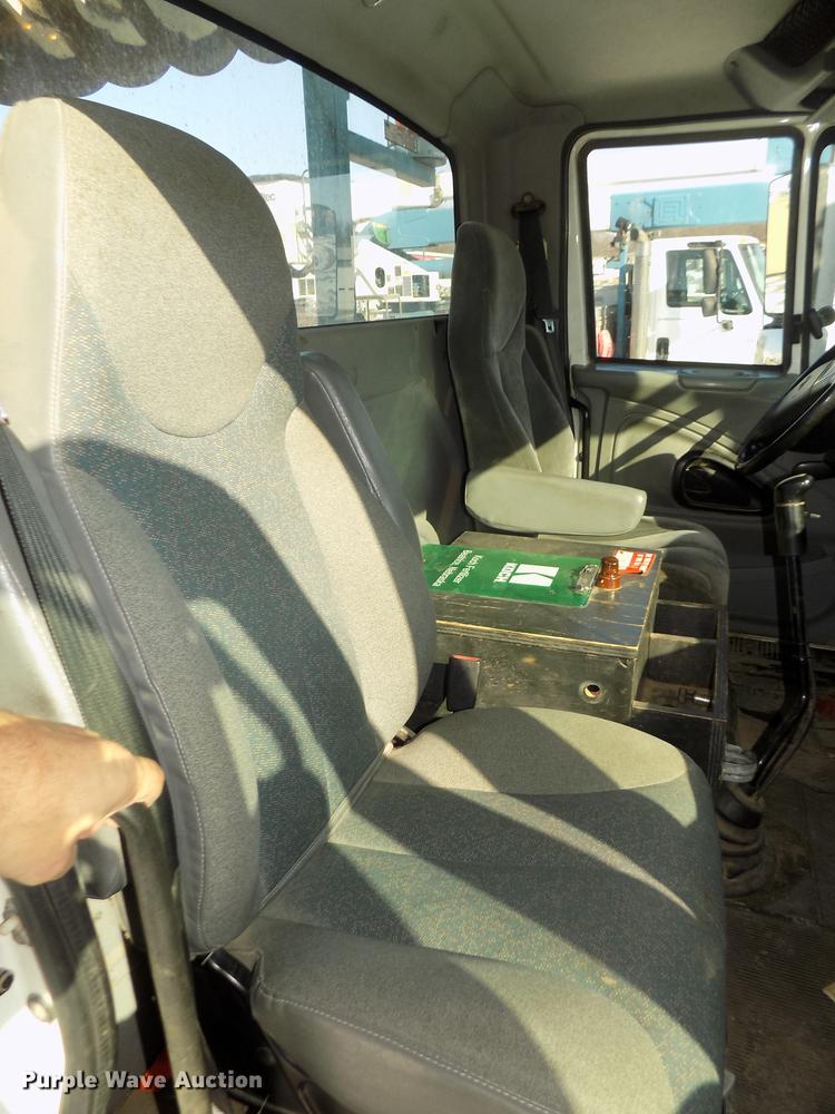 image for item DD2894 2004 International 7400 digger derrick truck