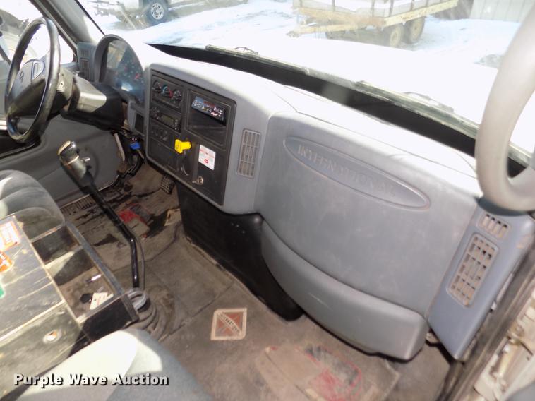 image for item DD2894 2004 International 7400 digger derrick truck