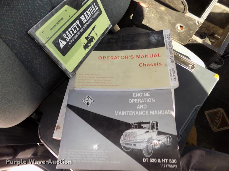 image for item DD2894 2004 International 7400 digger derrick truck