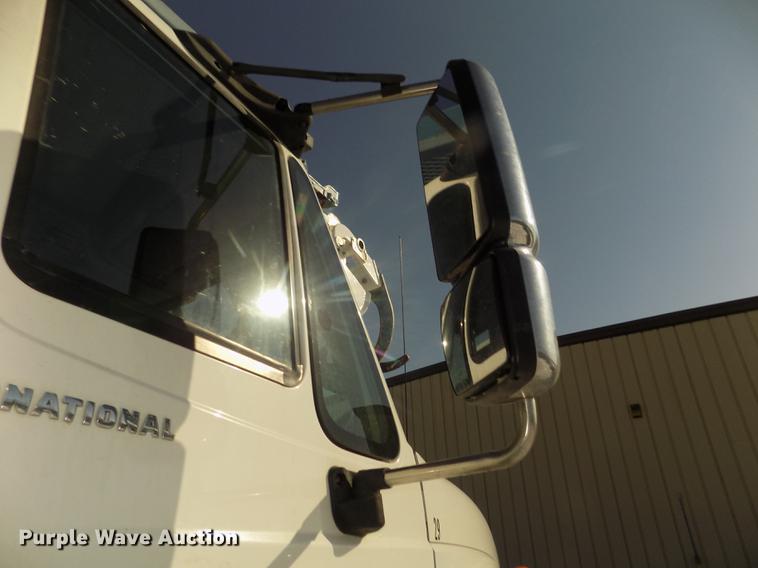 image for item DD2894 2004 International 7400 digger derrick truck