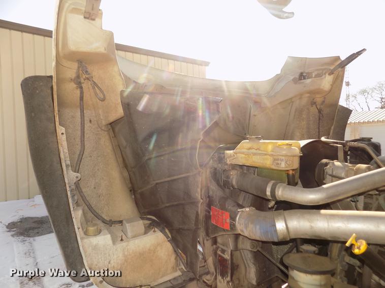 image for item DD2894 2004 International 7400 digger derrick truck