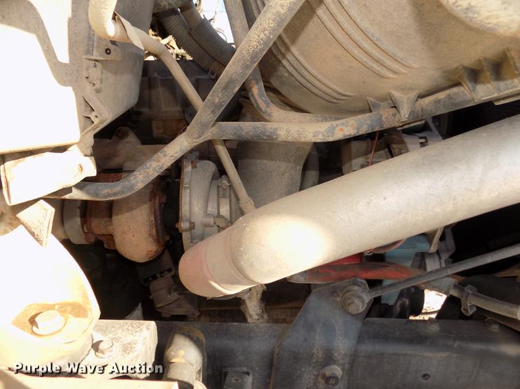 image for item DD2894 2004 International 7400 digger derrick truck