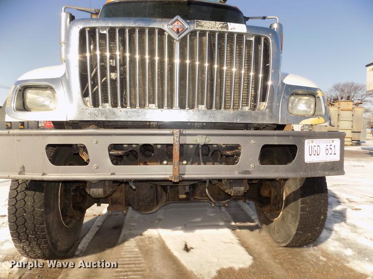 image for item DD2894 2004 International 7400 digger derrick truck