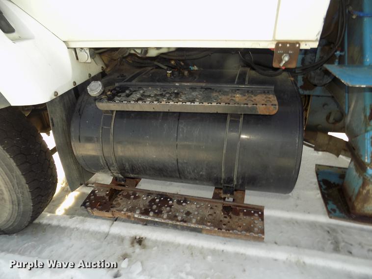 image for item DD2894 2004 International 7400 digger derrick truck