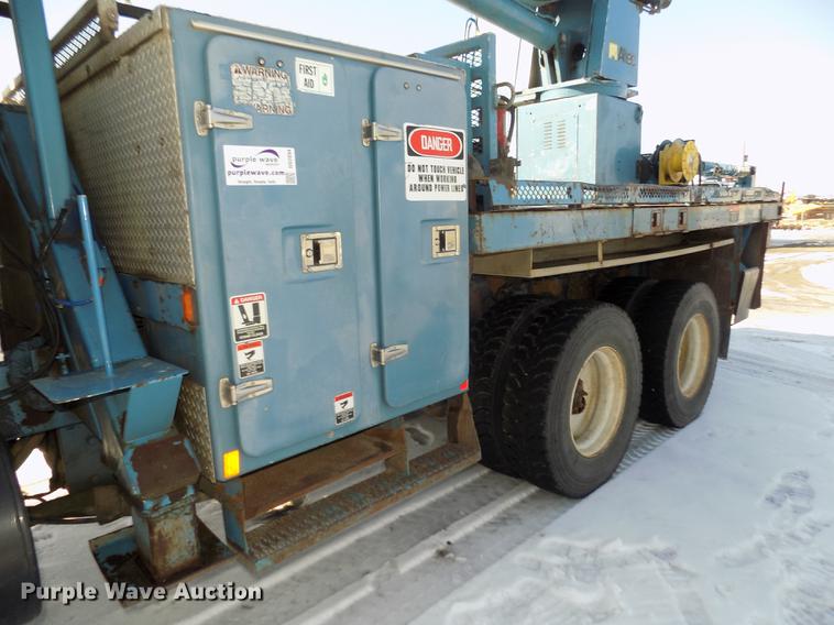 image for item DD2894 2004 International 7400 digger derrick truck