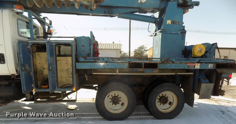 image for item DD2894 2004 International 7400 digger derrick truck