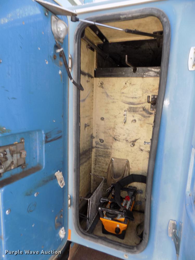 image for item DD2894 2004 International 7400 digger derrick truck