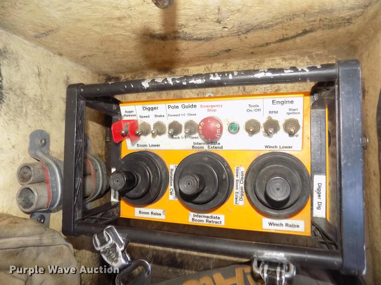 image for item DD2894 2004 International 7400 digger derrick truck