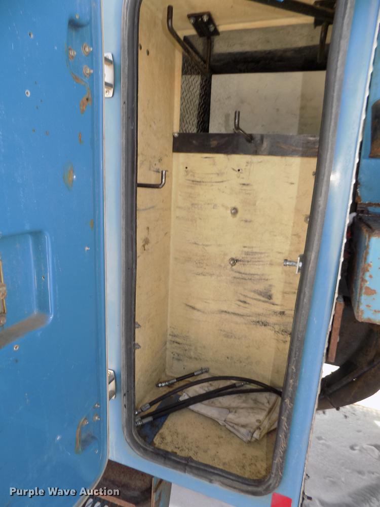 image for item DD2894 2004 International 7400 digger derrick truck