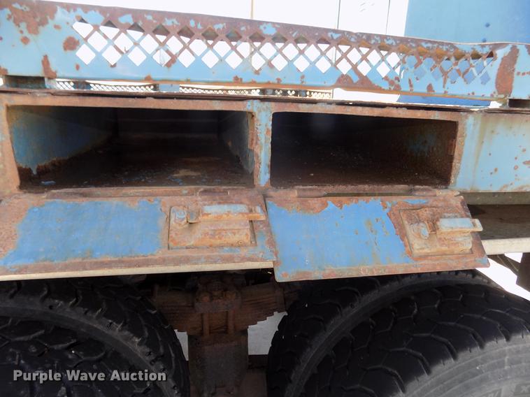 image for item DD2894 2004 International 7400 digger derrick truck