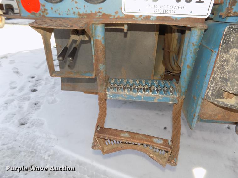 image for item DD2894 2004 International 7400 digger derrick truck