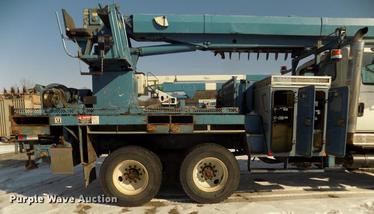 image for item DD2894 2004 International 7400 digger derrick truck
