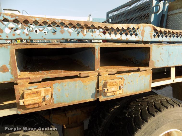 image for item DD2894 2004 International 7400 digger derrick truck
