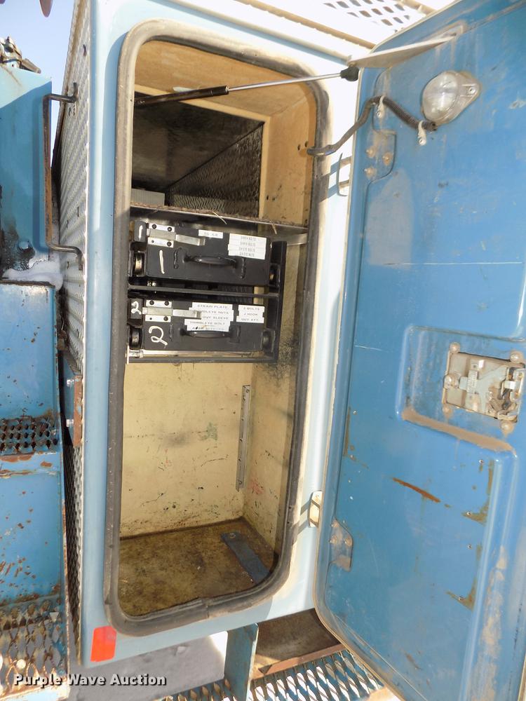 image for item DD2894 2004 International 7400 digger derrick truck