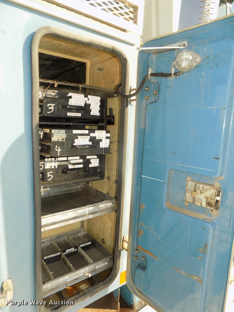 image for item DD2894 2004 International 7400 digger derrick truck