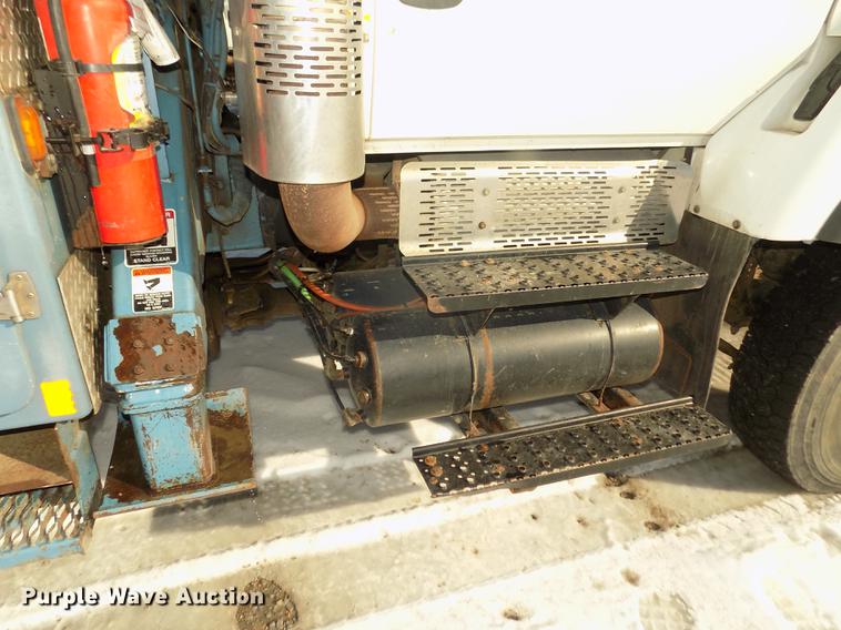 image for item DD2894 2004 International 7400 digger derrick truck