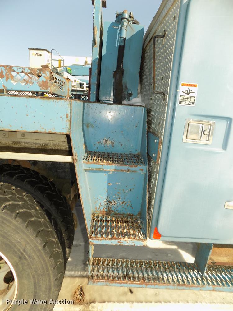 image for item DD2894 2004 International 7400 digger derrick truck