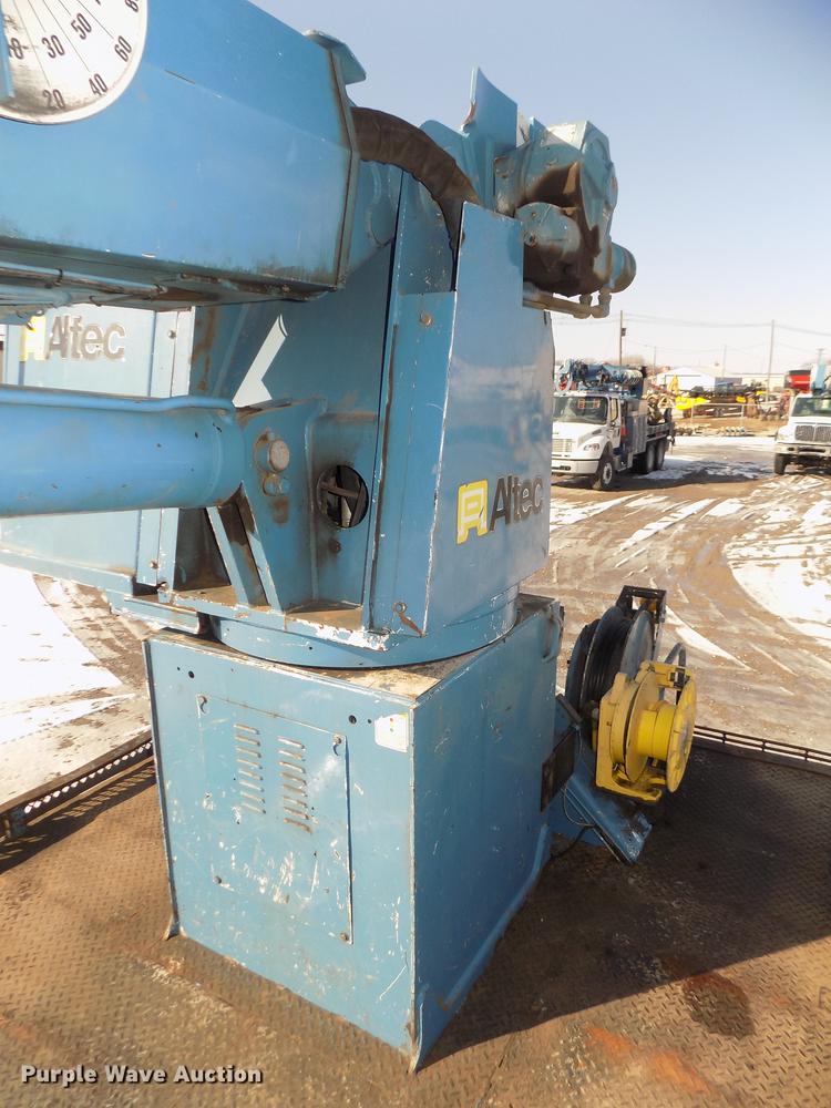 image for item DD2894 2004 International 7400 digger derrick truck