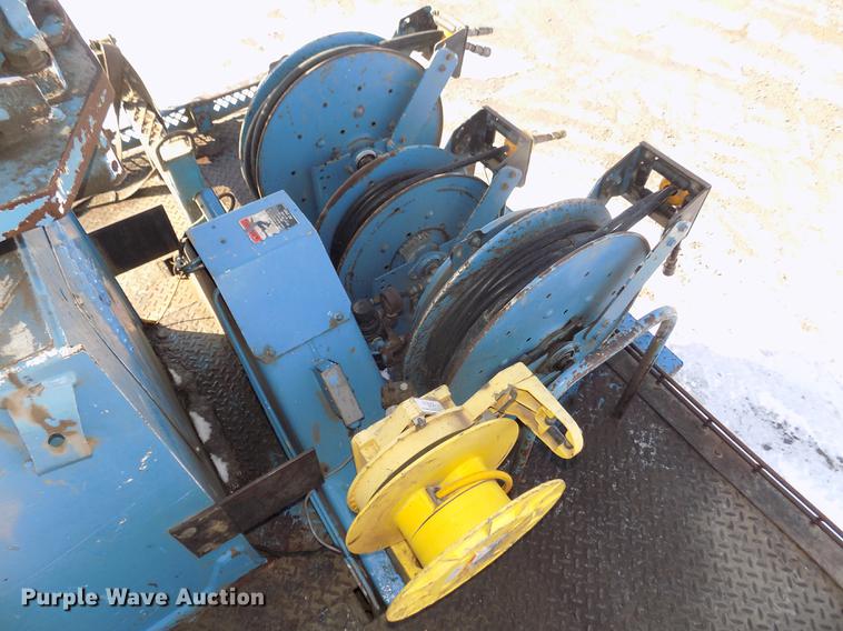 image for item DD2894 2004 International 7400 digger derrick truck