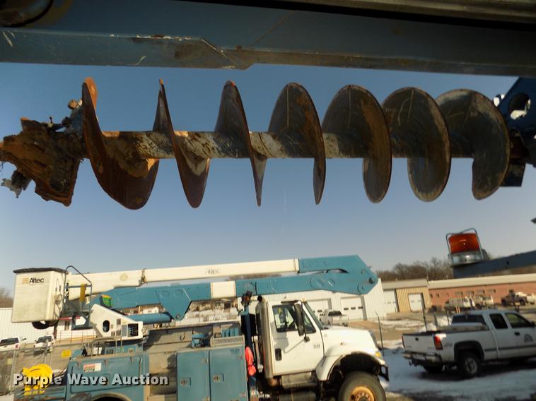 image for item DD2894 2004 International 7400 digger derrick truck