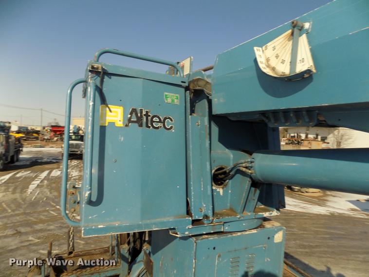 image for item DD2894 2004 International 7400 digger derrick truck