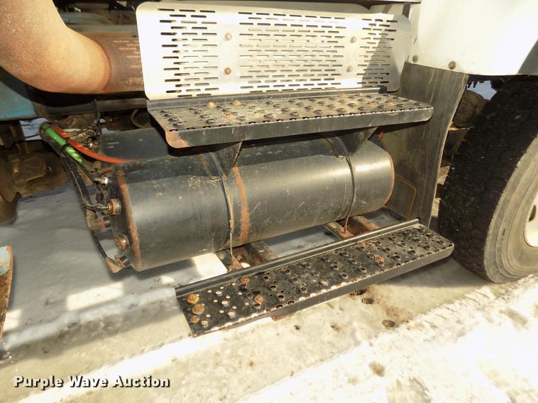 image for item DD2894 2004 International 7400 digger derrick truck