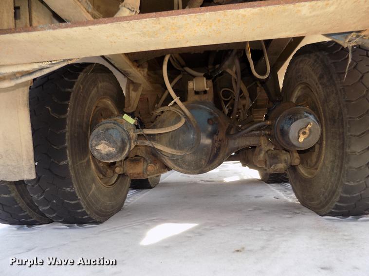 image for item DD2894 2004 International 7400 digger derrick truck