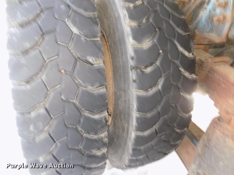 image for item DD2894 2004 International 7400 digger derrick truck