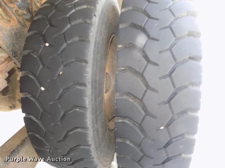 image for item DD2894 2004 International 7400 digger derrick truck