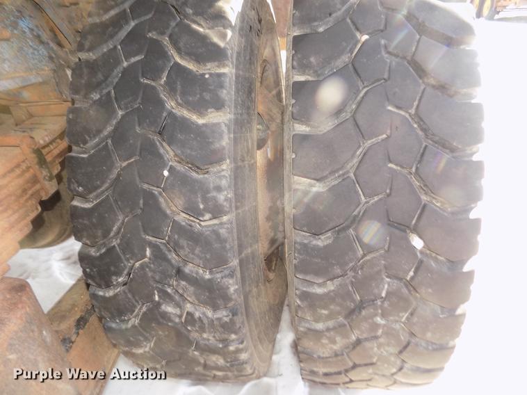 image for item DD2894 2004 International 7400 digger derrick truck