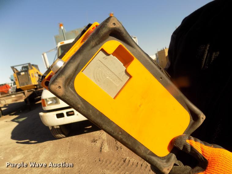 image for item DD2894 2004 International 7400 digger derrick truck