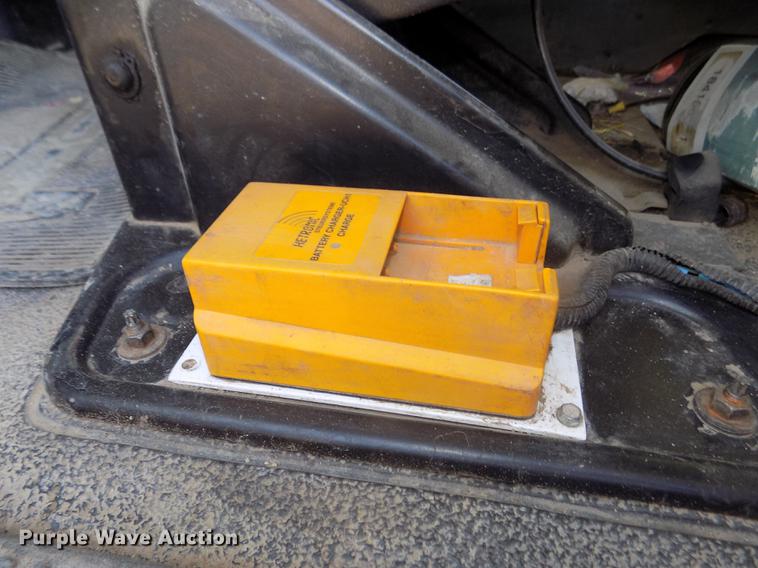 image for item DD2894 2004 International 7400 digger derrick truck