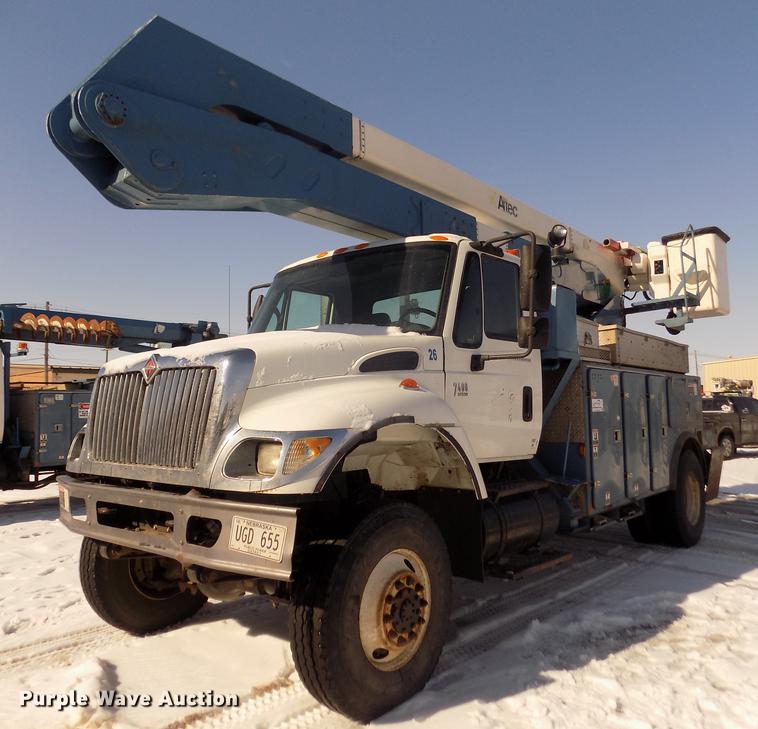 image for item DD2895 2004 International 7400 bucket truck