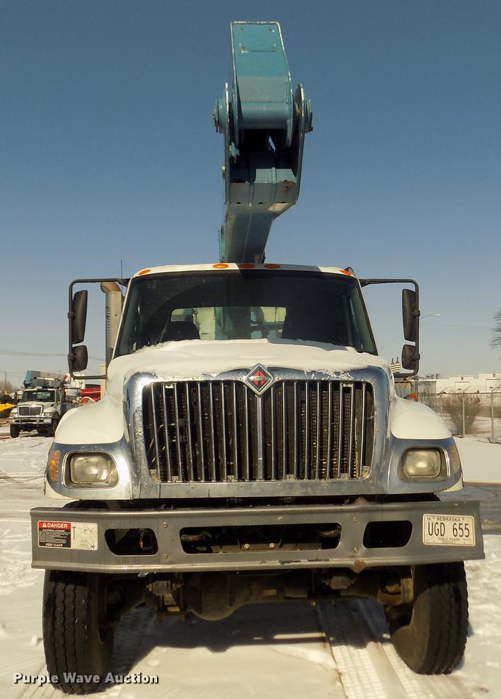 image for item DD2895 2004 International 7400 bucket truck