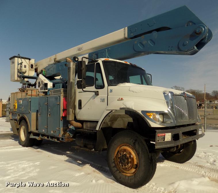 image for item DD2895 2004 International 7400 bucket truck