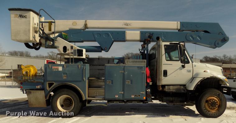 image for item DD2895 2004 International 7400 bucket truck