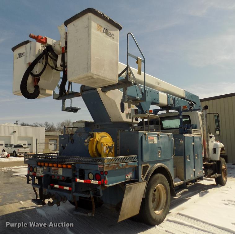 image for item DD2895 2004 International 7400 bucket truck