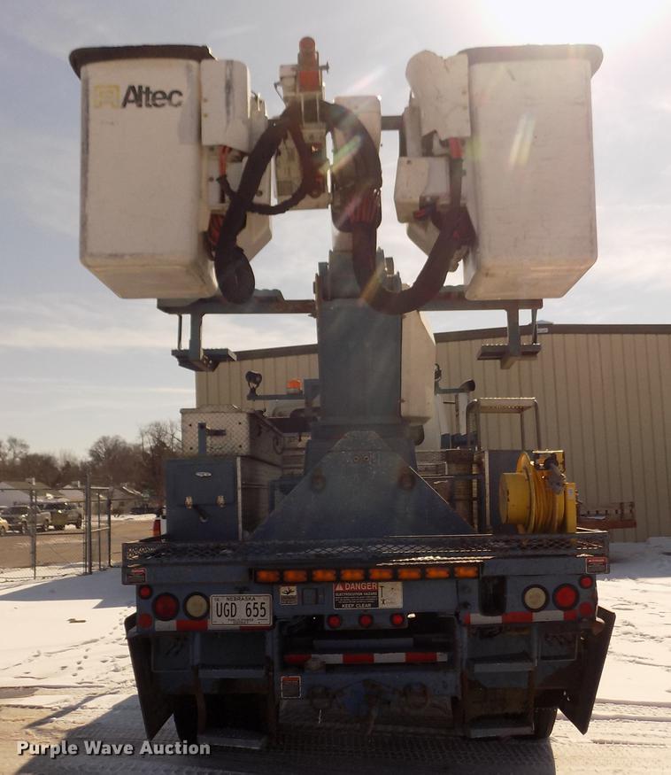 image for item DD2895 2004 International 7400 bucket truck