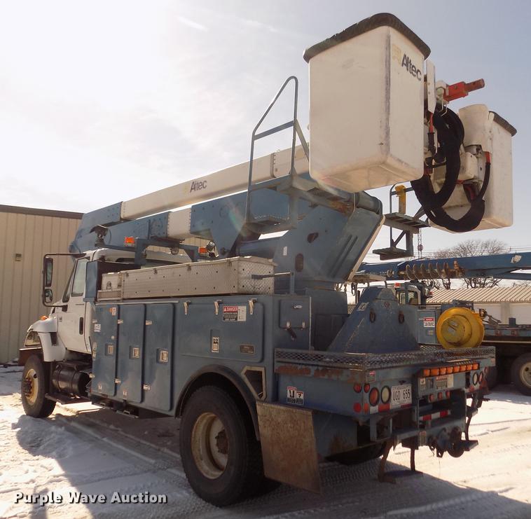 image for item DD2895 2004 International 7400 bucket truck