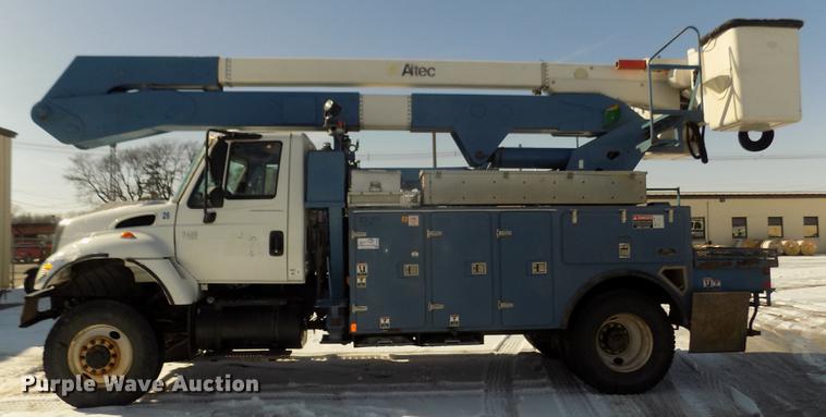 image for item DD2895 2004 International 7400 bucket truck