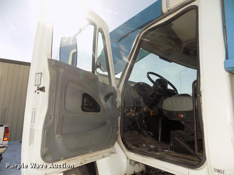 image for item DD2895 2004 International 7400 bucket truck