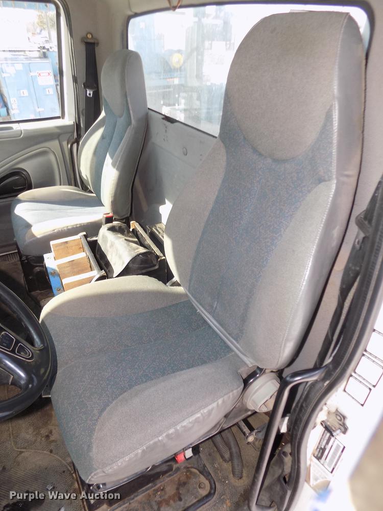 image for item DD2895 2004 International 7400 bucket truck