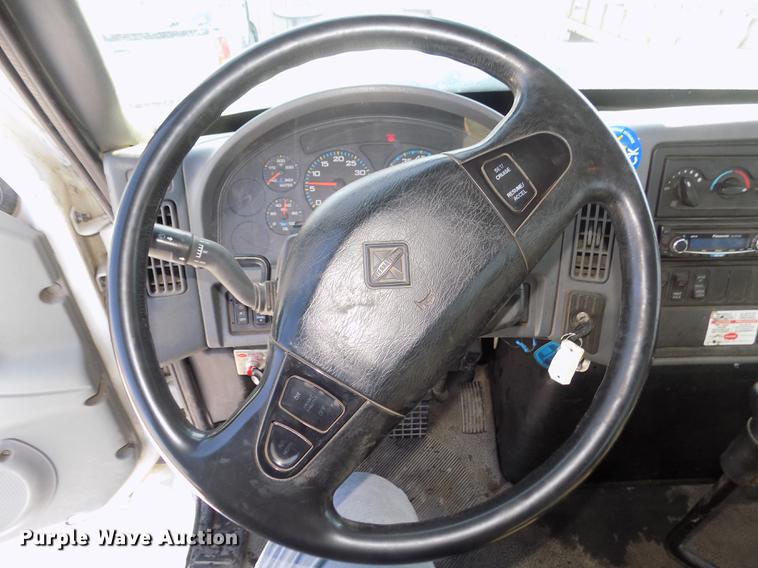 image for item DD2895 2004 International 7400 bucket truck