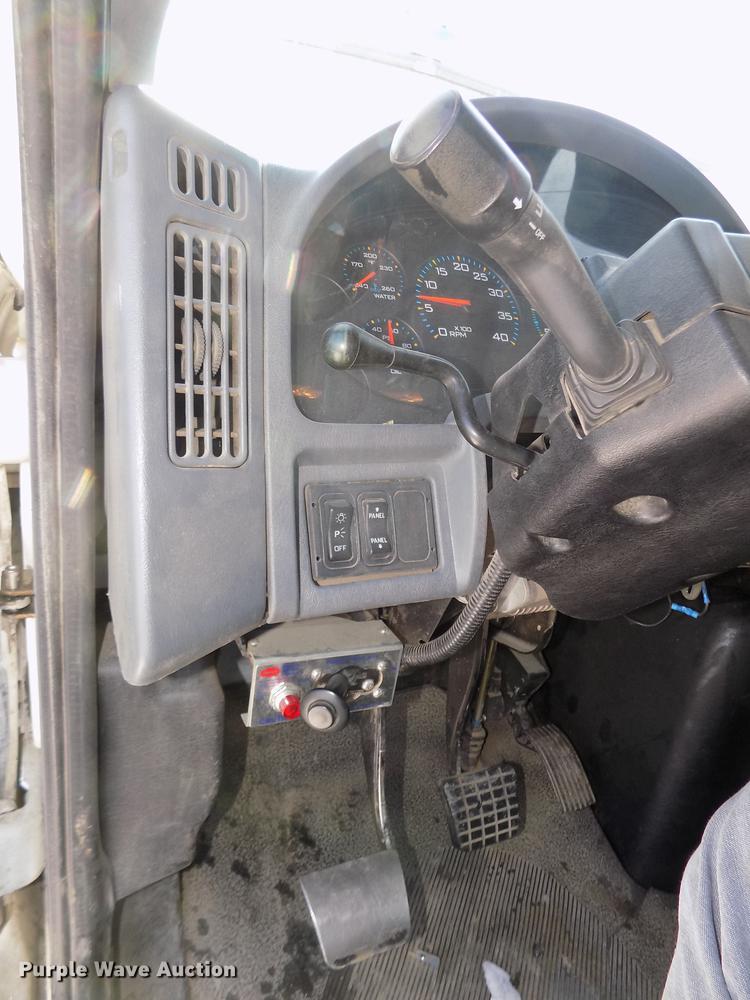 image for item DD2895 2004 International 7400 bucket truck