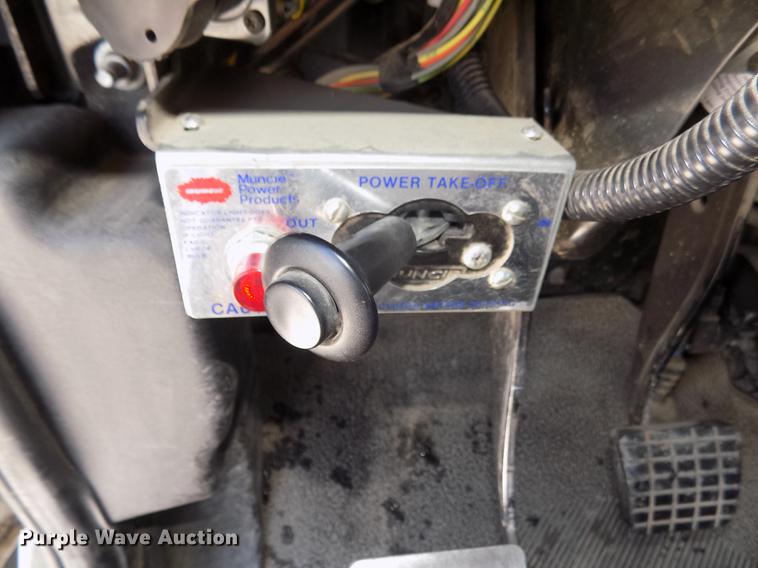 image for item DD2895 2004 International 7400 bucket truck